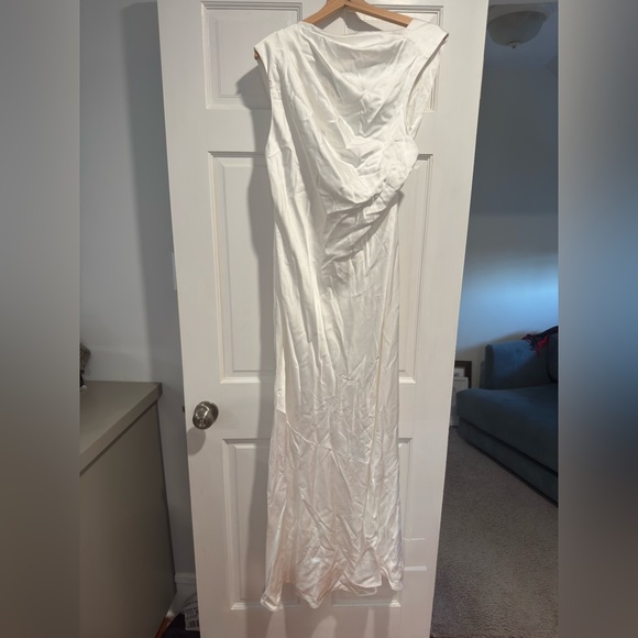 Elegant White Maxi Dress - Picture 3 of 4